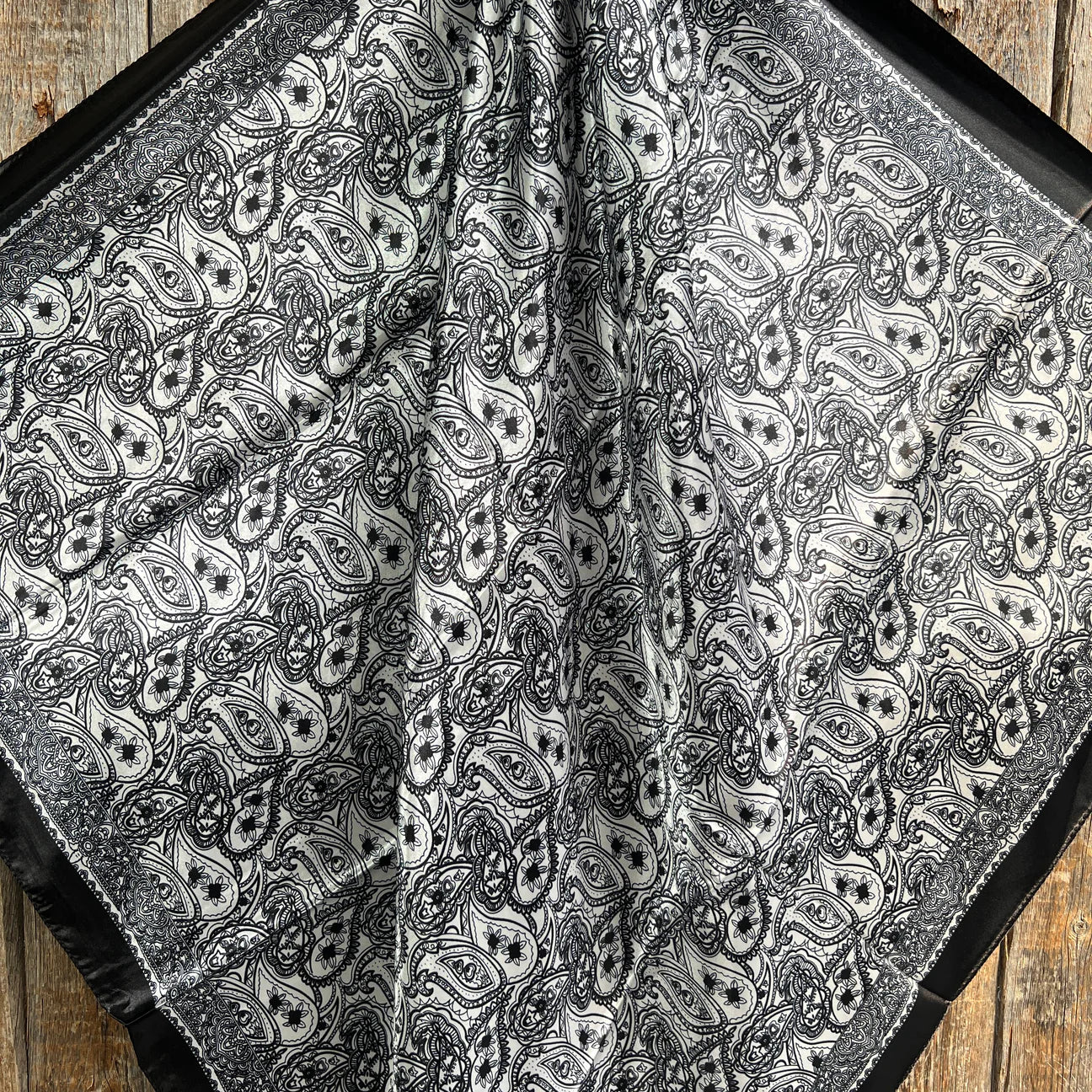 Black Paisley Wildrag